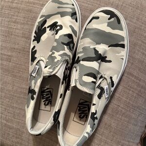 Vans Camouflage Slip-On Sneakers Women’s Size 8